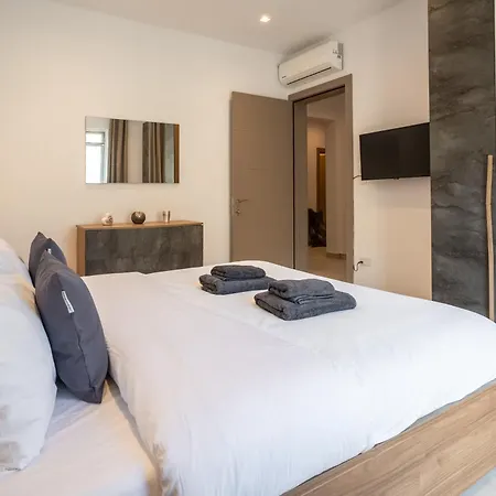 Balluta Bay 4br-4ba Authentic Maltese Stone Apartament